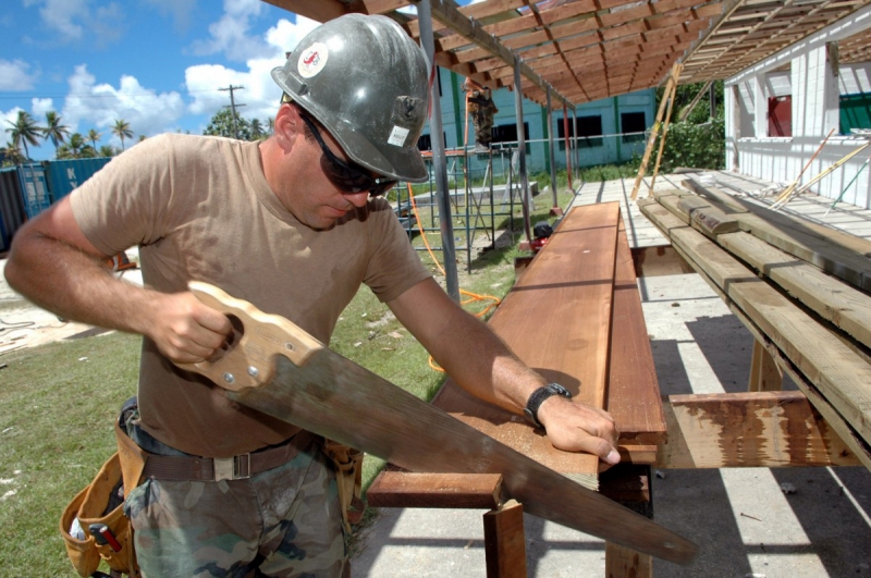 charpentier-TOURTOUR-min_worker_construction_building_carpenter_male_job_build_helmet-893290